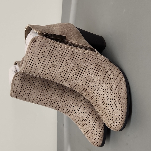 QUPID Taupe Distress Boots NIB - Picture 1 of 5